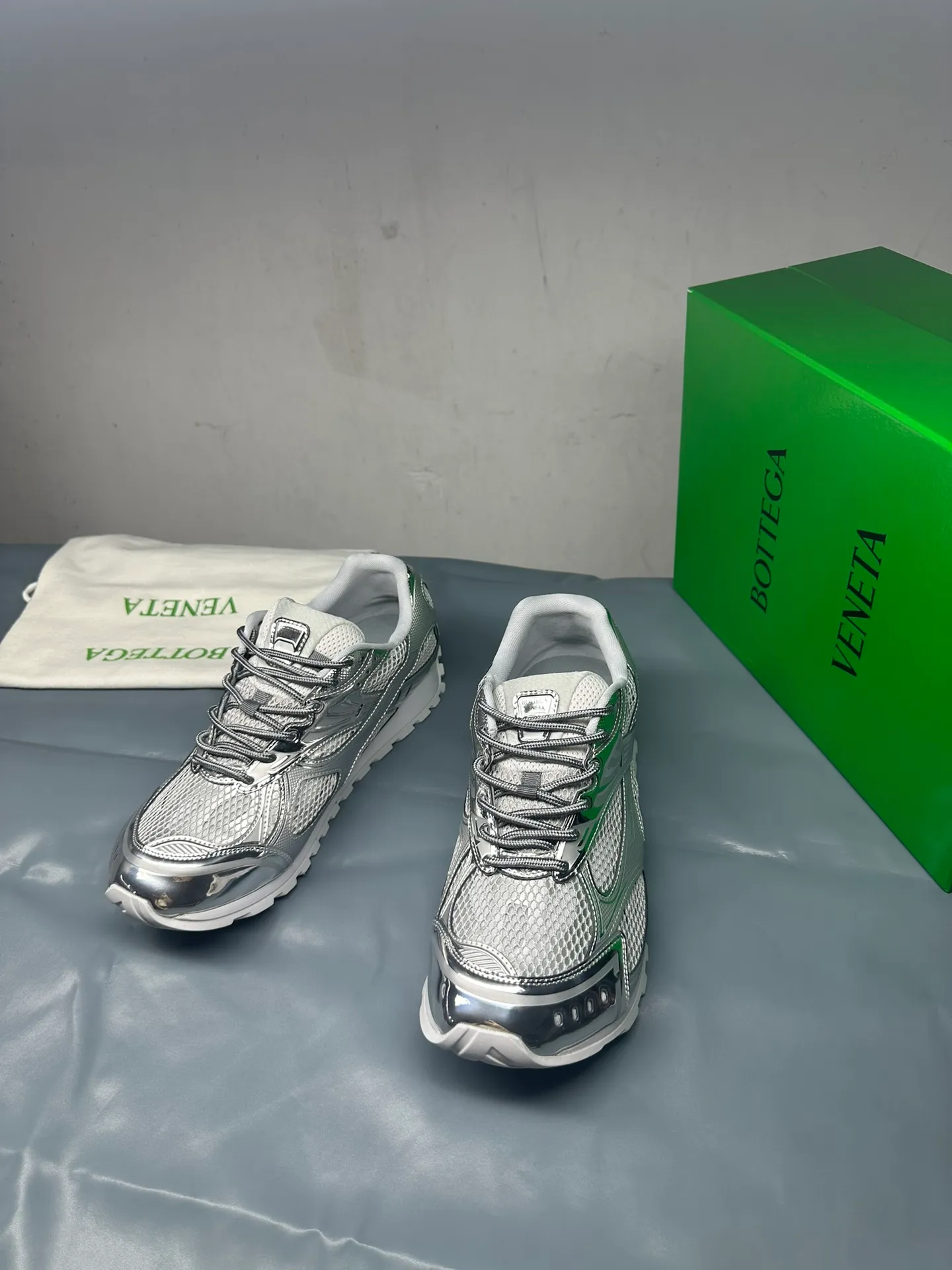 👟👟Ex-factory price 600👟👟 Men's size +10 Real photos 🔥🔥BV Orbit sneakers Wang Yibo's same style couple's dad shoes Runner sneakers, made of lightweight technical mesh fabric. Matched with geometric pattern designed rubber outsole, Wang Zha series high version. Look for the package technology. It is actually a lot taller, but the legs are still slim. Very nice, playable and durable. Matched to the standard💯 Package shoe technology. Look for the high version. The outsole is made of color-blocked TPU outsole. Women's model 35 36 37 38 39 40 41 42 (40 41 42 43 44 45 customized) (Customer logo can be accepted without refund or exchange at a favorable price) Equipped with original packaging